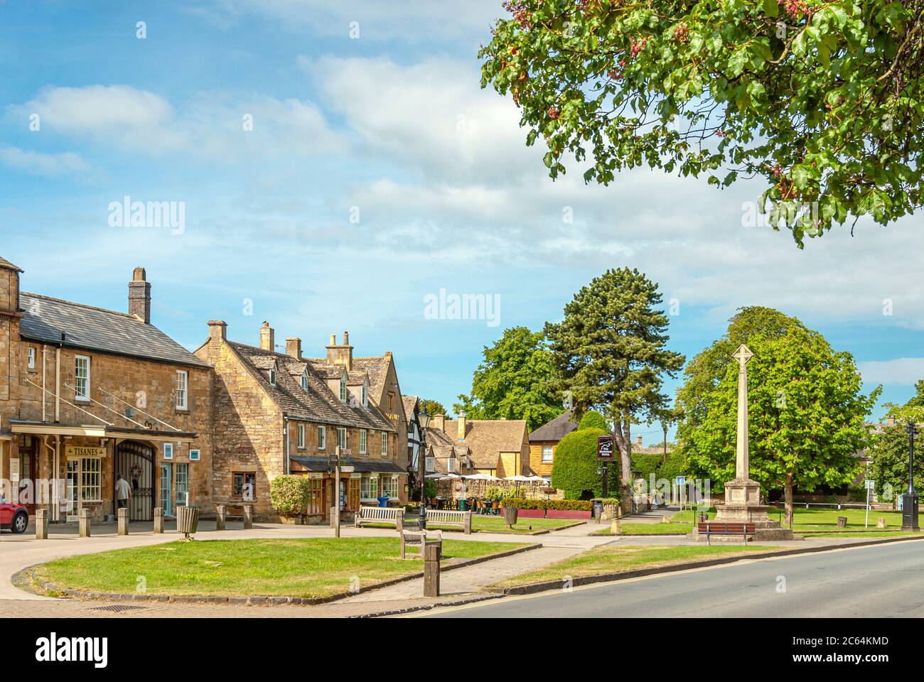 Dorfplatz im Zentrum des Broadway, einer Kleinstadt Cotswold in Worcestershire, England. Stockfoto