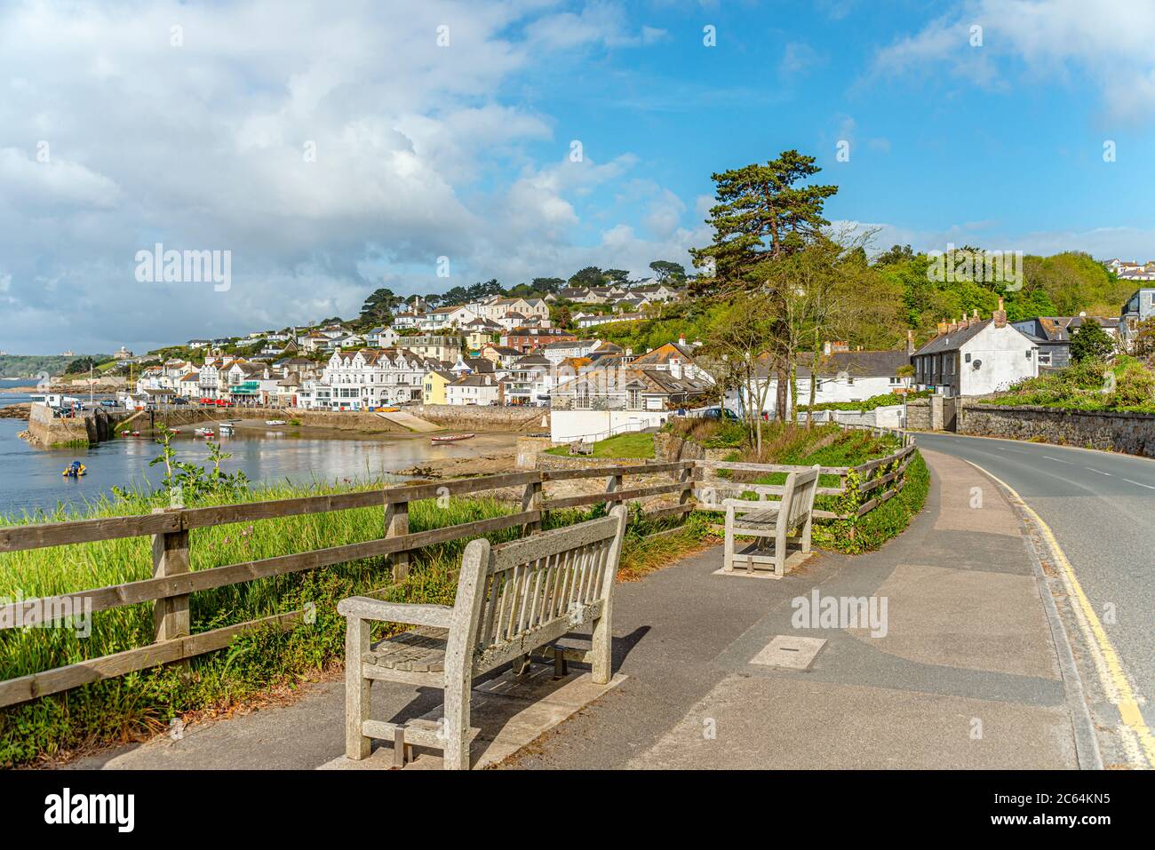 Leere Bänke an der Küste von St. Mawes, Cornwall, England, Großbritannien Stockfoto