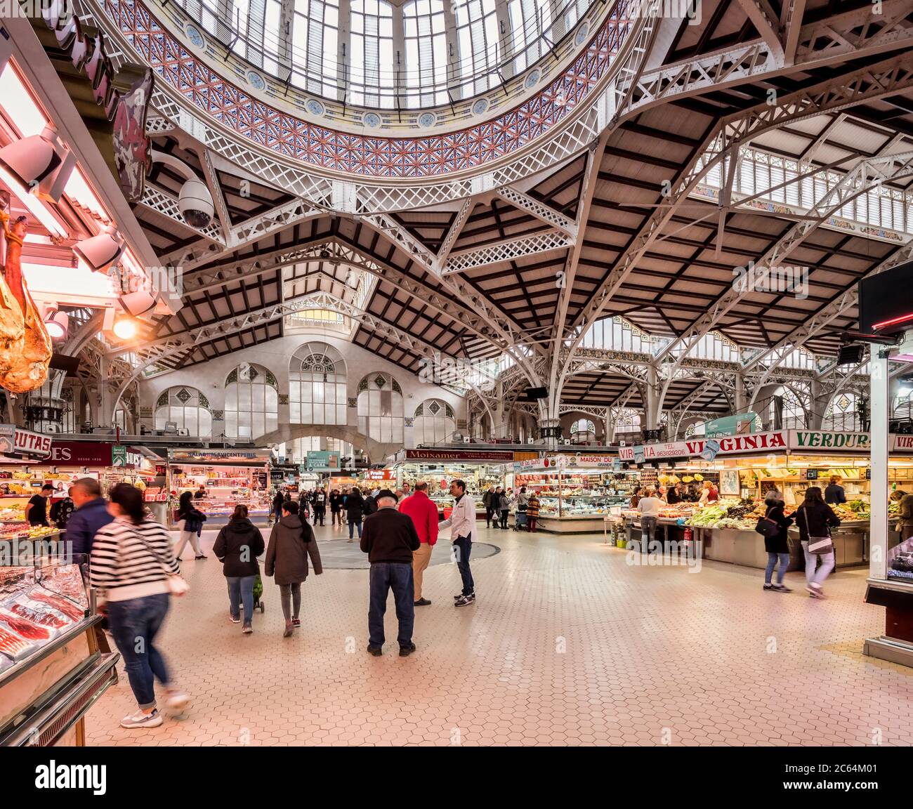 3. März 2020: Valencia, Spanien - Shopper in the Central Market, Valencia. Einige Bewegungen verschwimmen bei bewegten Menschen. Stockfoto