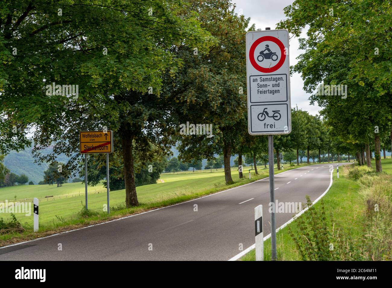 Verbotsschild, Fahrverbote für Motorräder an Wochenenden und Feiertagen, Eifel, Steckenborn, NRW, Deutschland, Stockfoto