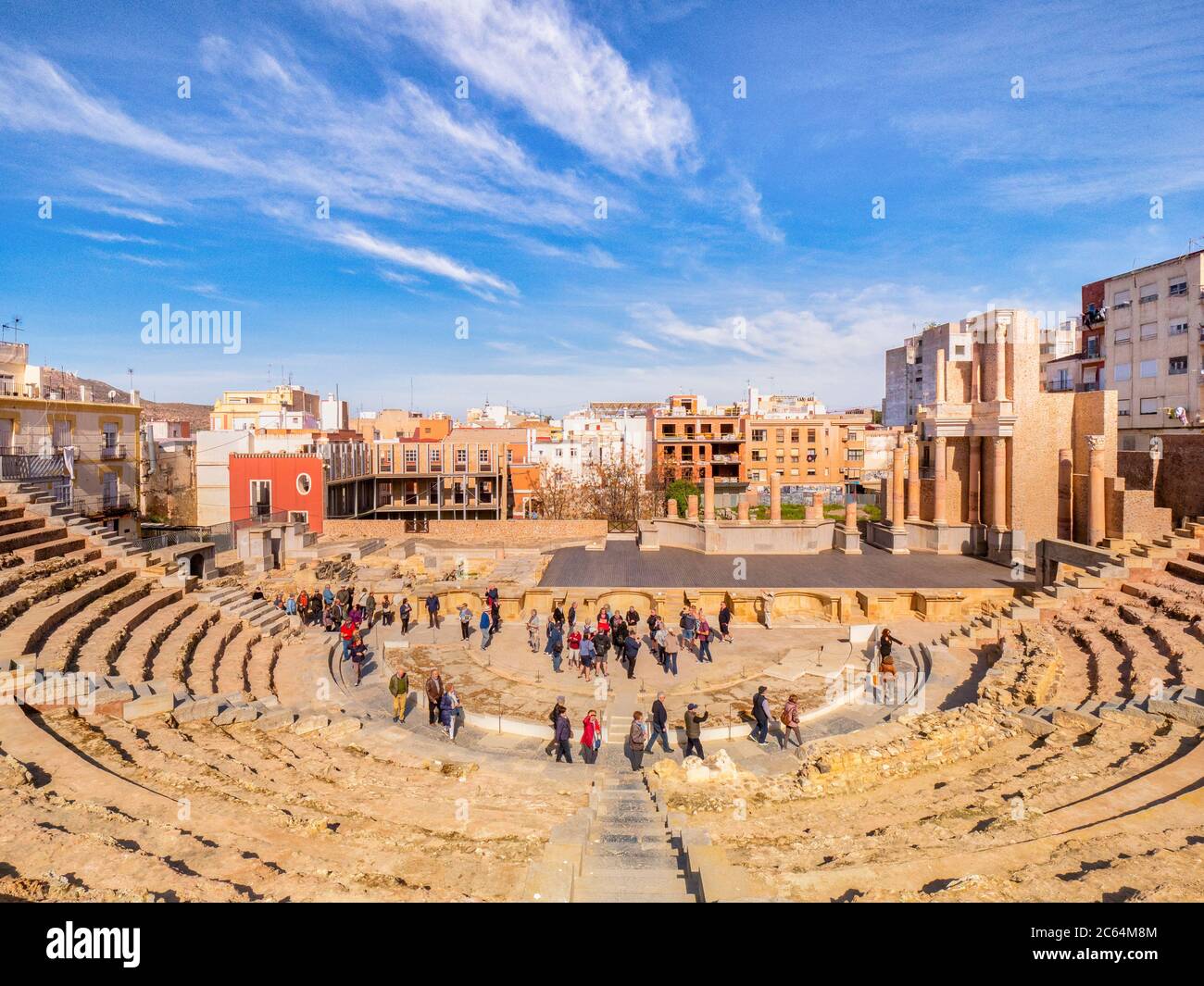 7. März 2020: Cartagena, Spanien - Besucher und Führer im teilweise restaurierten römischen Theater von Cartagena, das aus der Herrschaft des Augustus stammt. Stockfoto