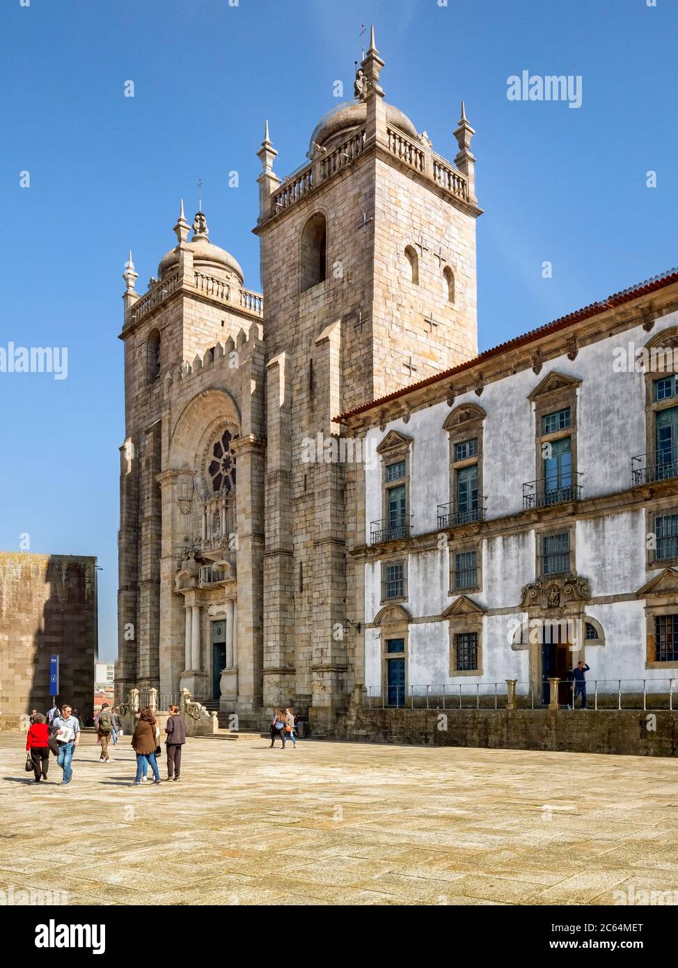 10. März 2020: Porto, Portugal - die Westfassade der Kathedrale von Porto. Stockfoto