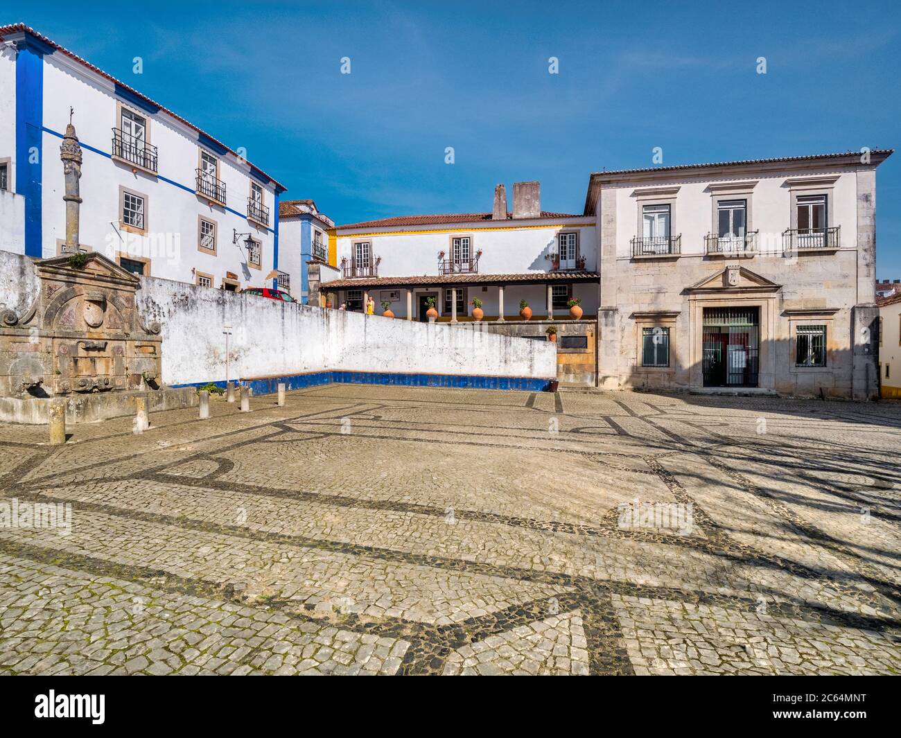 11. März 2020: Obidos, Portugal - der Hauptplatz in der ummauerten Stadt Obidos, mit dem Pelourinho oder Pranory auf der linken Seite. Stockfoto