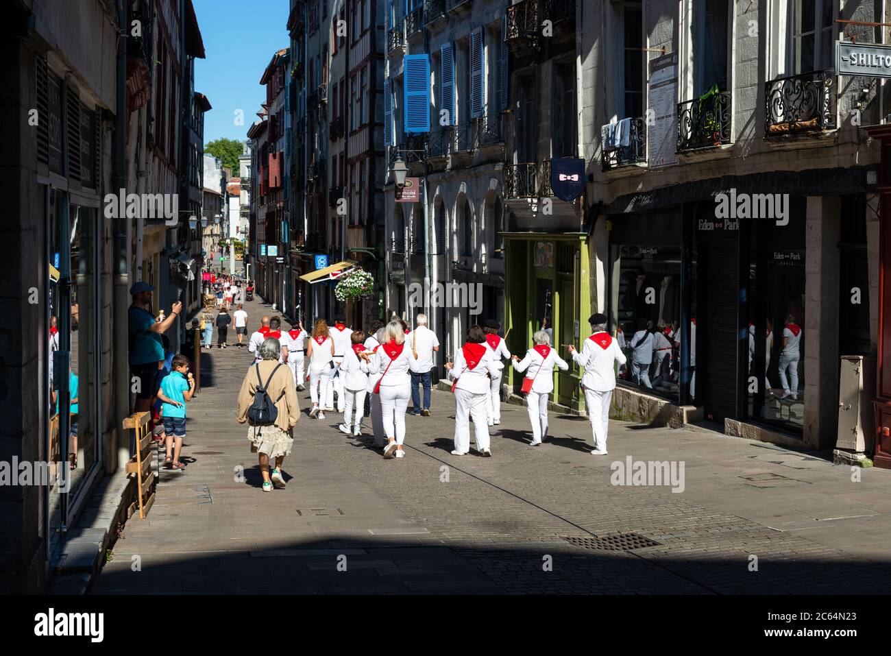 Eine traditionelle baskische Musikband spielt Musik durch die Straße des Stadtzentrums für den Music Day 2020. Stockfoto
