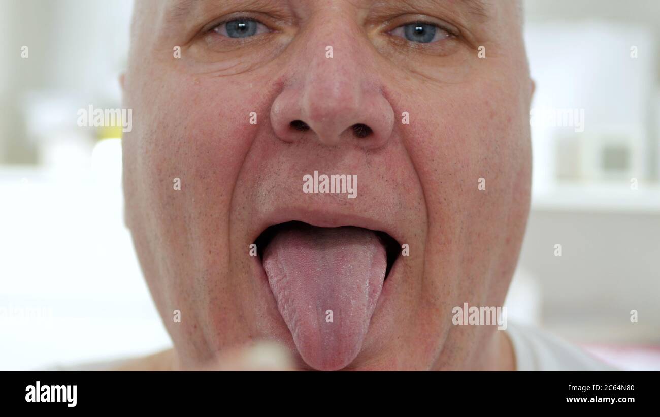 Nahaufnahme Bild mit einem älteren businesssperson Gesichtsausdruck Vorbereitung auf eine Pille nehmen. Stockfoto