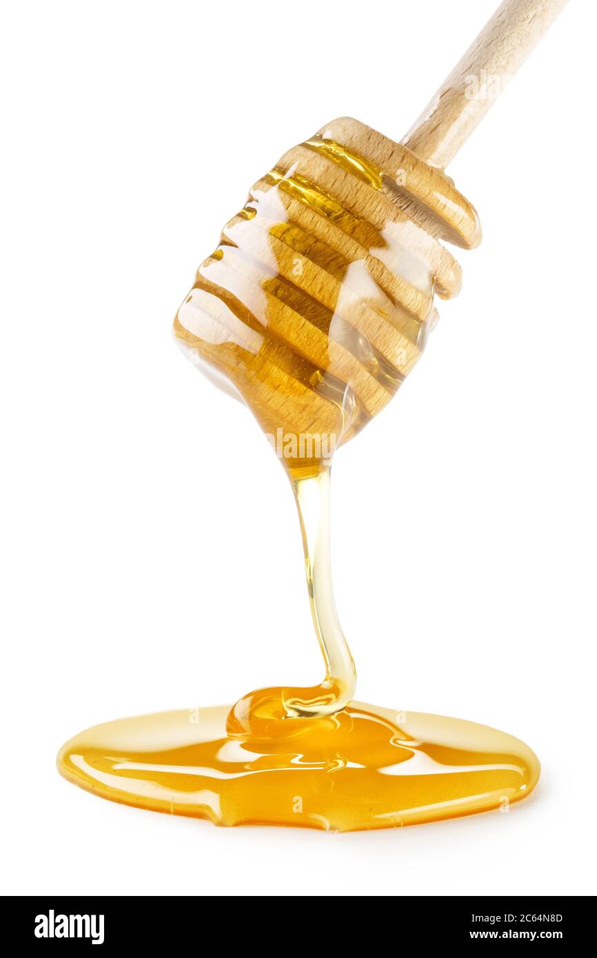 Honig tropft aus einem hölzernen Dipper isoliert auf weißem Hintergrund Stockfoto