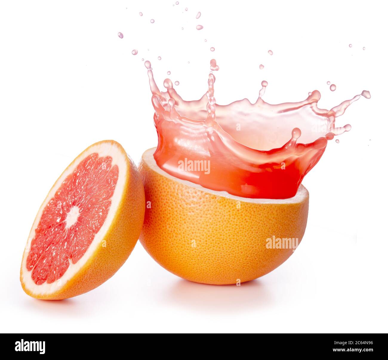 Roter Saft spritzt aus einer Grapefruit isoliert auf weißem Hintergrund Stockfoto