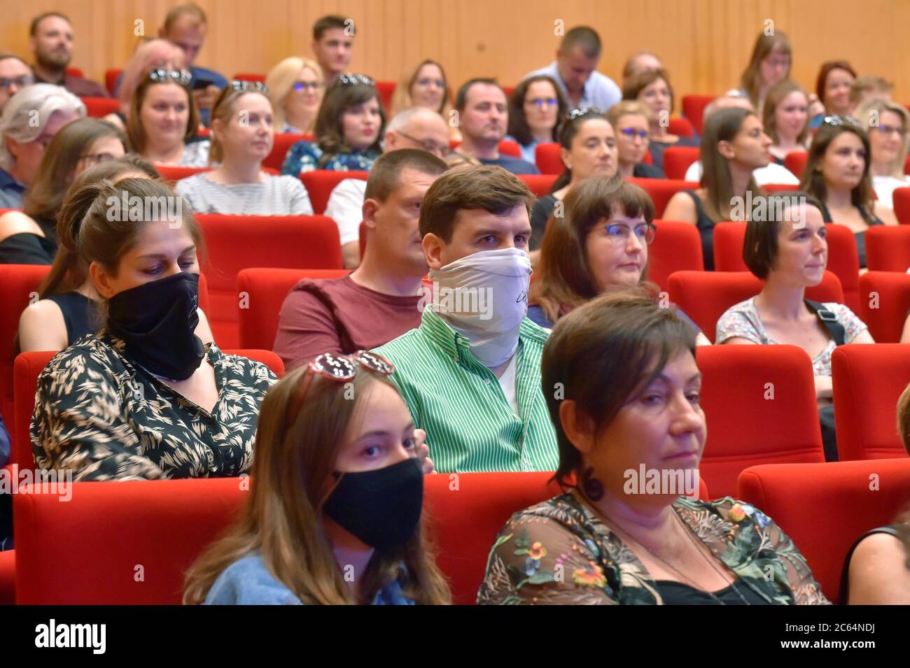 Karlsbad, Tschechische Republik. Juli 2020. Die Filmvorstellung TADY VARY beginnt am Freitag, den 3. Juli 2020 vor dem Hotel Thermal in Karlovy Vary, Tschechien. Die Show wird sechzehn Filme in zwei täglichen Vorführungen in allen teilnehmenden Kinos von heute bis zum 11. Juli 2020 in der ganzen Tschechischen Republik präsentieren, ersetzt abgesagte Internationale Filmfestival Karlovy Vary. Kredit: Slawomir Kubes/CTK Foto/Alamy Live Nachrichten Stockfoto