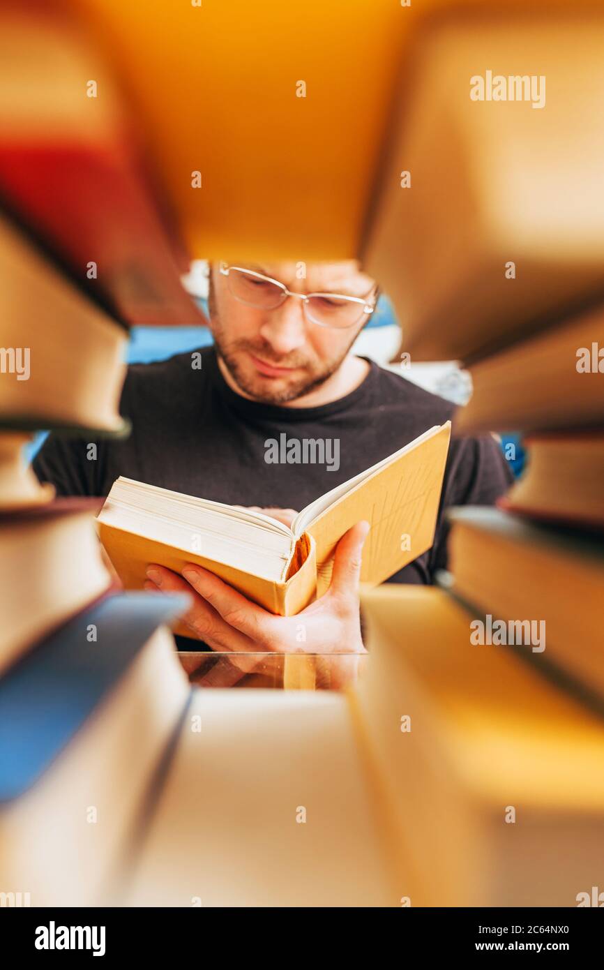 professor in der Bibliothek studiert alte Bücher - wissenschaftliche Forschungsarbeit Stockfoto