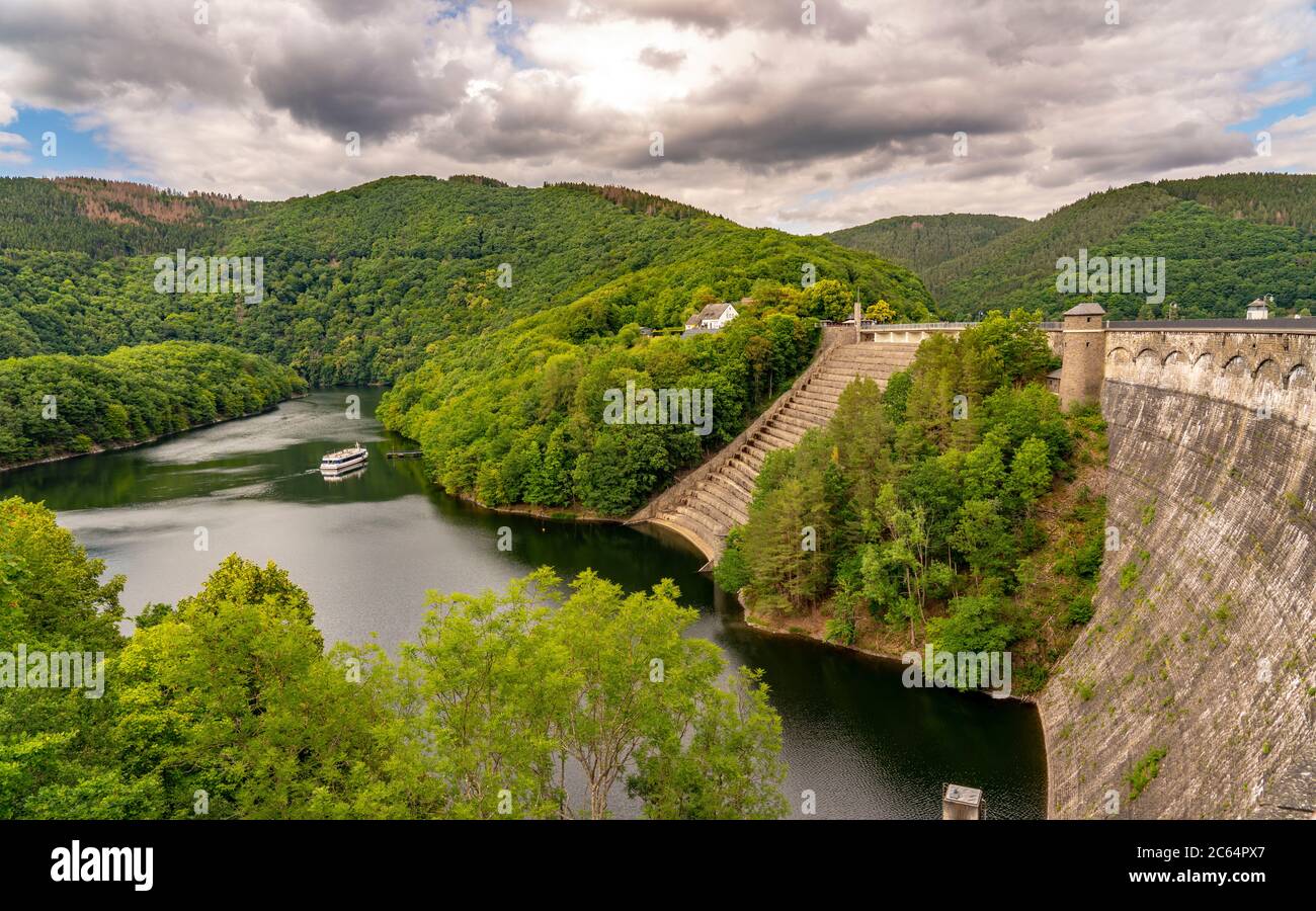 Der Damm der Urfttalsperre, geht in den Rursee, Nationalpark Eifel, NRW, Deutschland Stockfoto