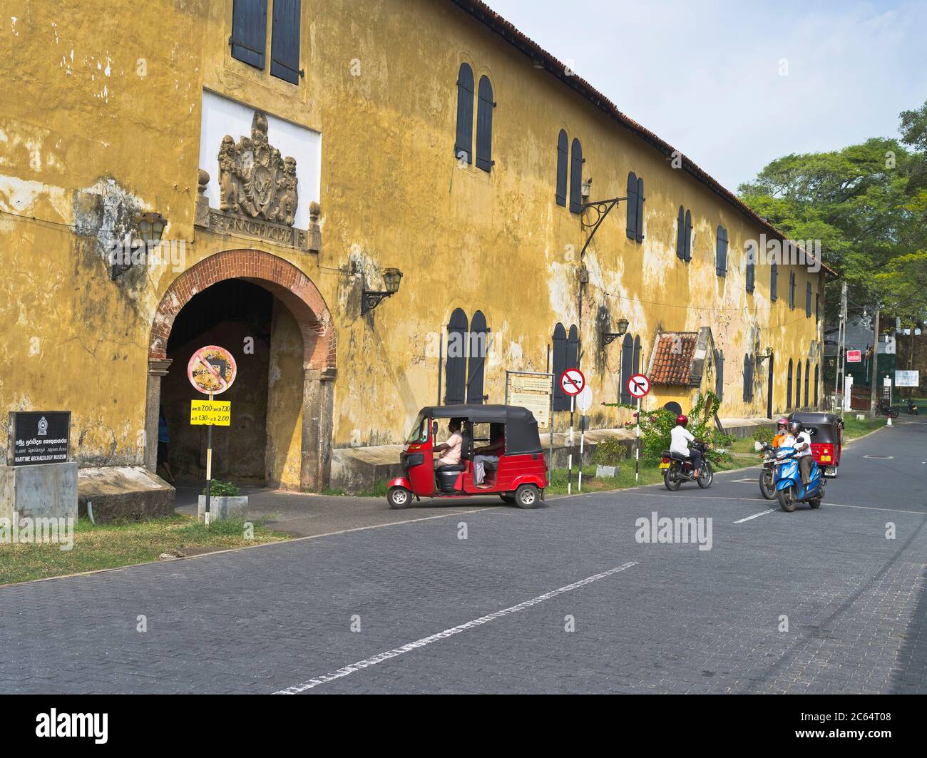 dh Old Dutch Fortress Gate GALLE FORT SRI LANKA Tuk Tuk Motorräder Forts Eingang Bogen Tor Stockfoto