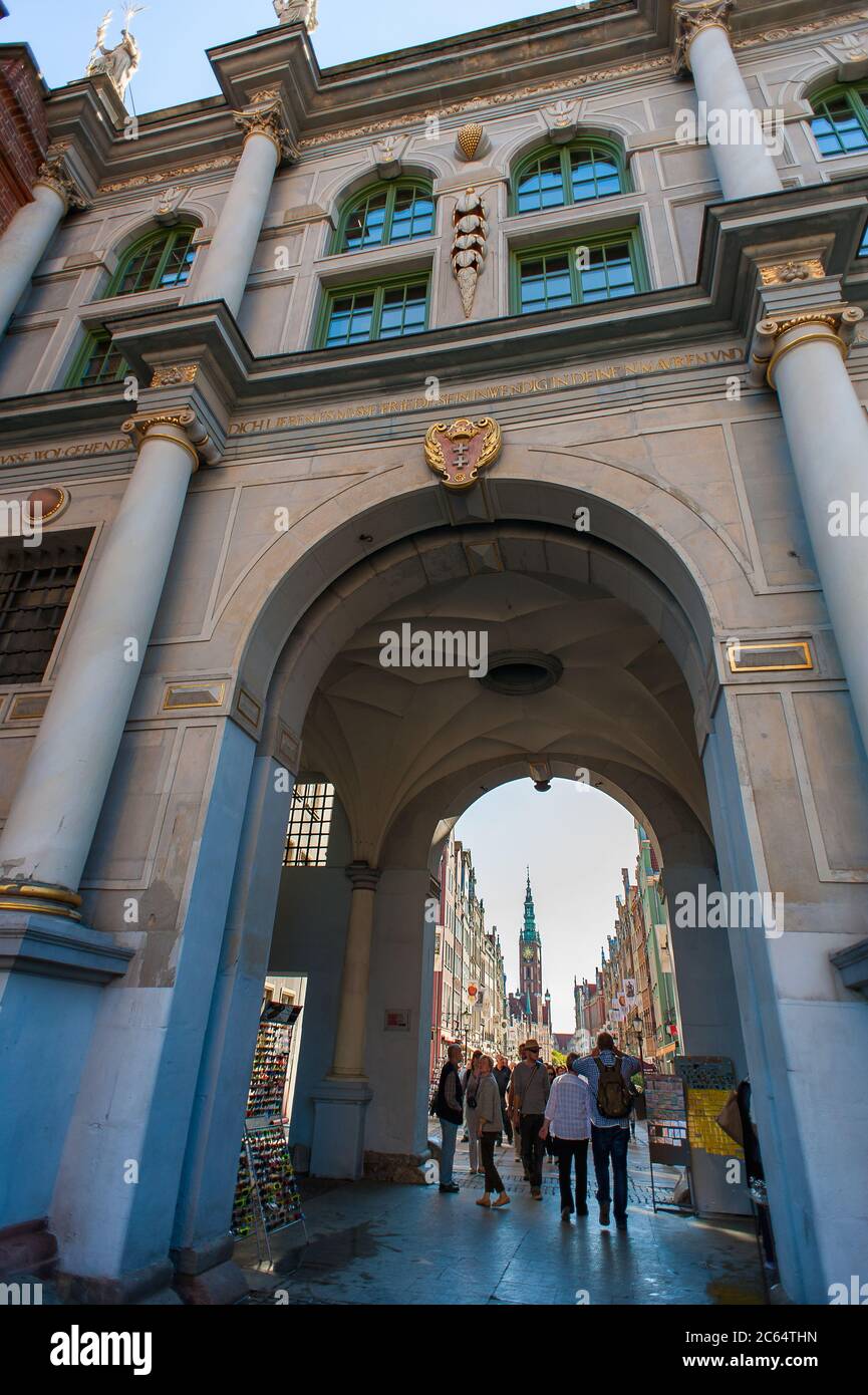 Danzig, Polen - Goldenes Tor, oder Zlota Brama, Blick entlang des langen Marktes (Dlugi Targ) zum Rathaus mit Touristenmassen im Sommer Stockfoto