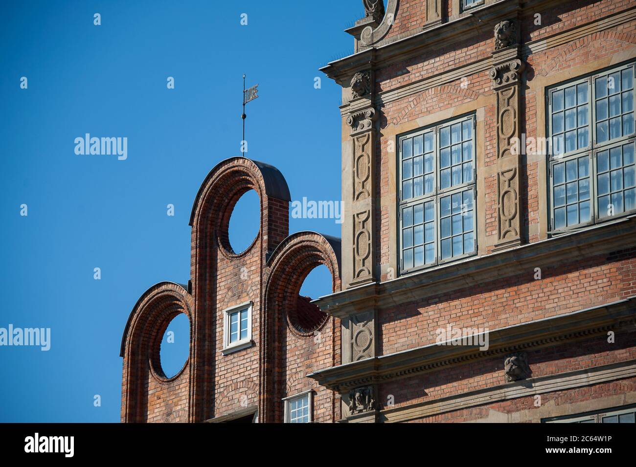 Historisches Mietshaus, Danzig Altstadt, Polen. Das Dach des Gebäudes mit abstraktem Design besteht aus drei oculus-Fenstern Stockfoto