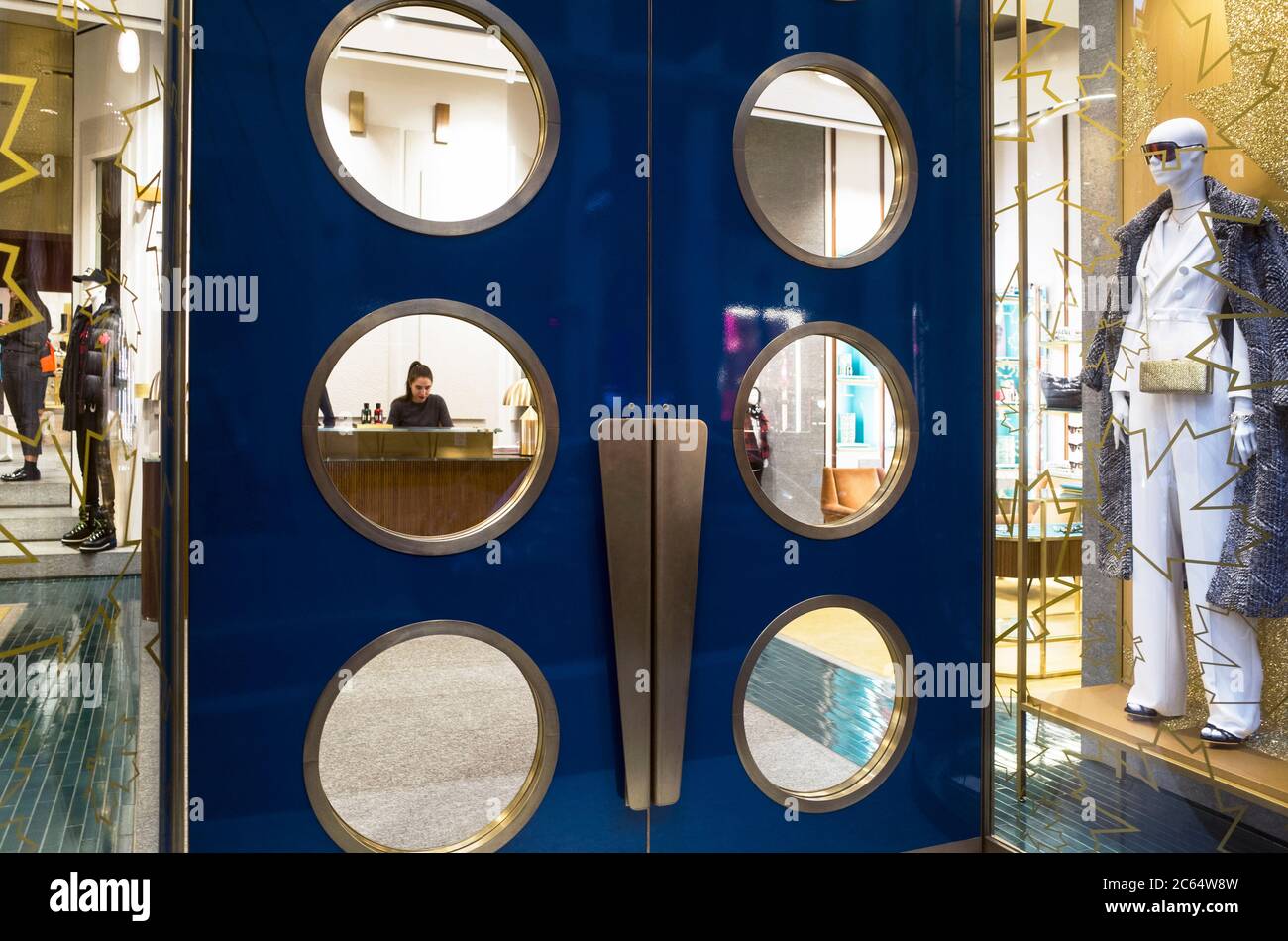 Italien, Lombardei, Mailand, Schaufenster in Via Montenapoleone Stockfoto