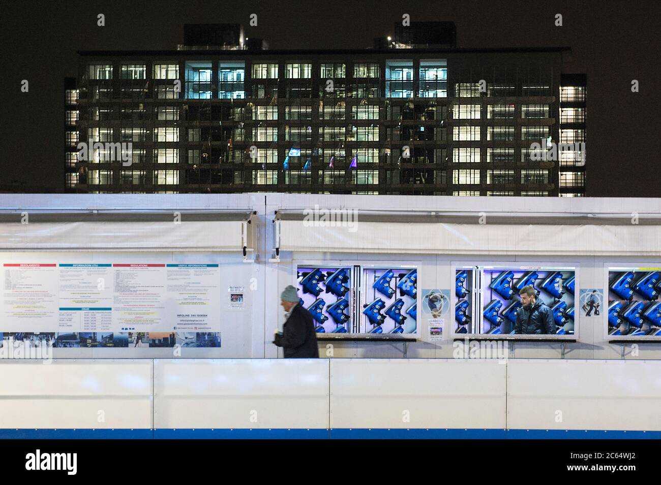 Italien, Lombardei, Mailand, Piazza Gae Aulenti im Winter, Eislaufbahn Stockfoto