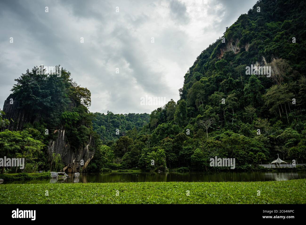 Malerische Berge und Seeblick in Tambun, Perak, Malaysia Stockfoto