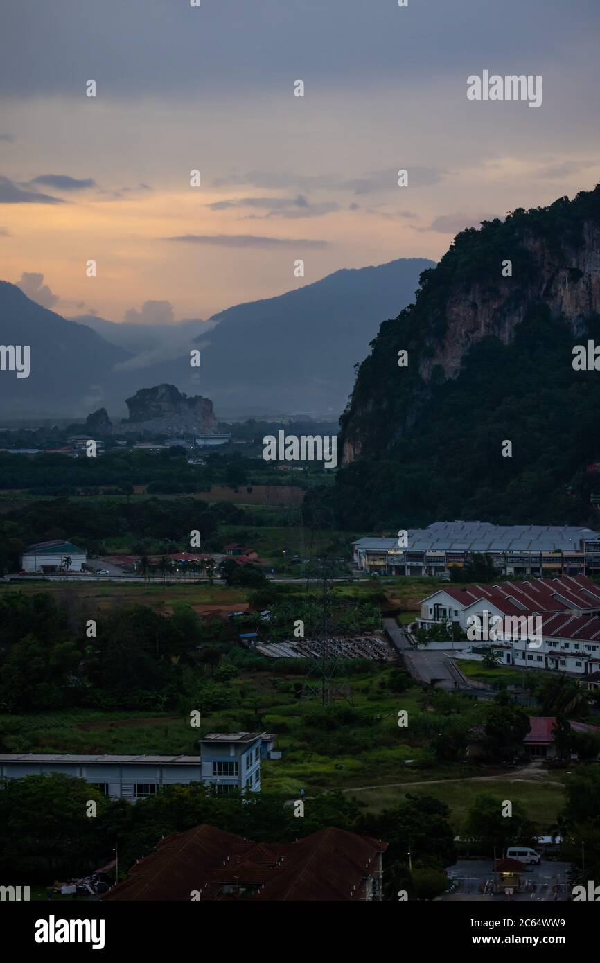 Landschaftlich schöner Blick auf Ipoh Stadt mit Bergen landdcapes während des Sonnenuntergangs Stockfoto