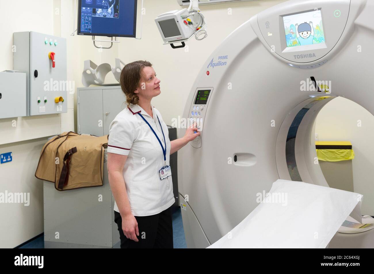 Ein CT-Scanner in einer Krankenhausabteilung. Ein computergestützter Tomographiescan (CT oder CAT Scan) verwendet Computer und rotierende Röntgengeräte Stockfoto