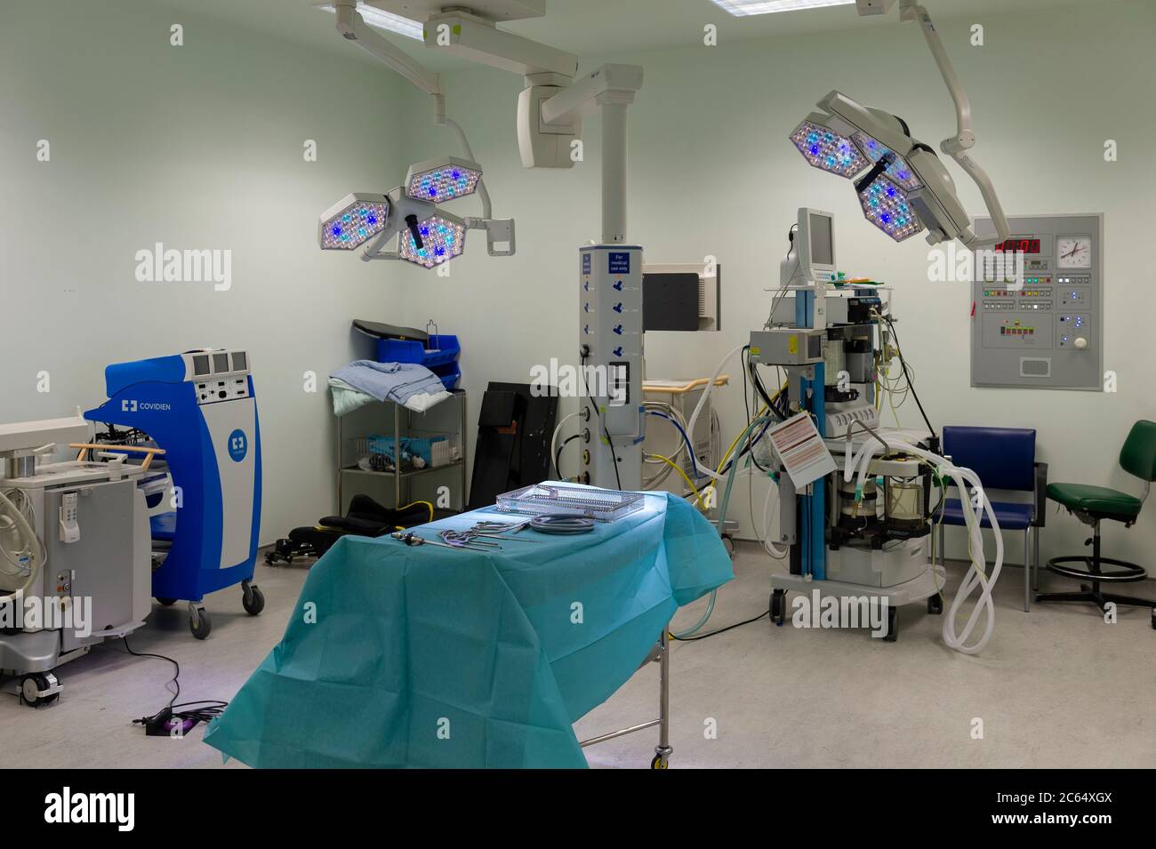 Ein Raum, der für die Vorbereitung von Geräten vor einer Operation in einem Krankenhaus verwendet wird. Leuchten, Maschinen und chirurgische Instrumente werden fertig ausgelegt. Stockfoto