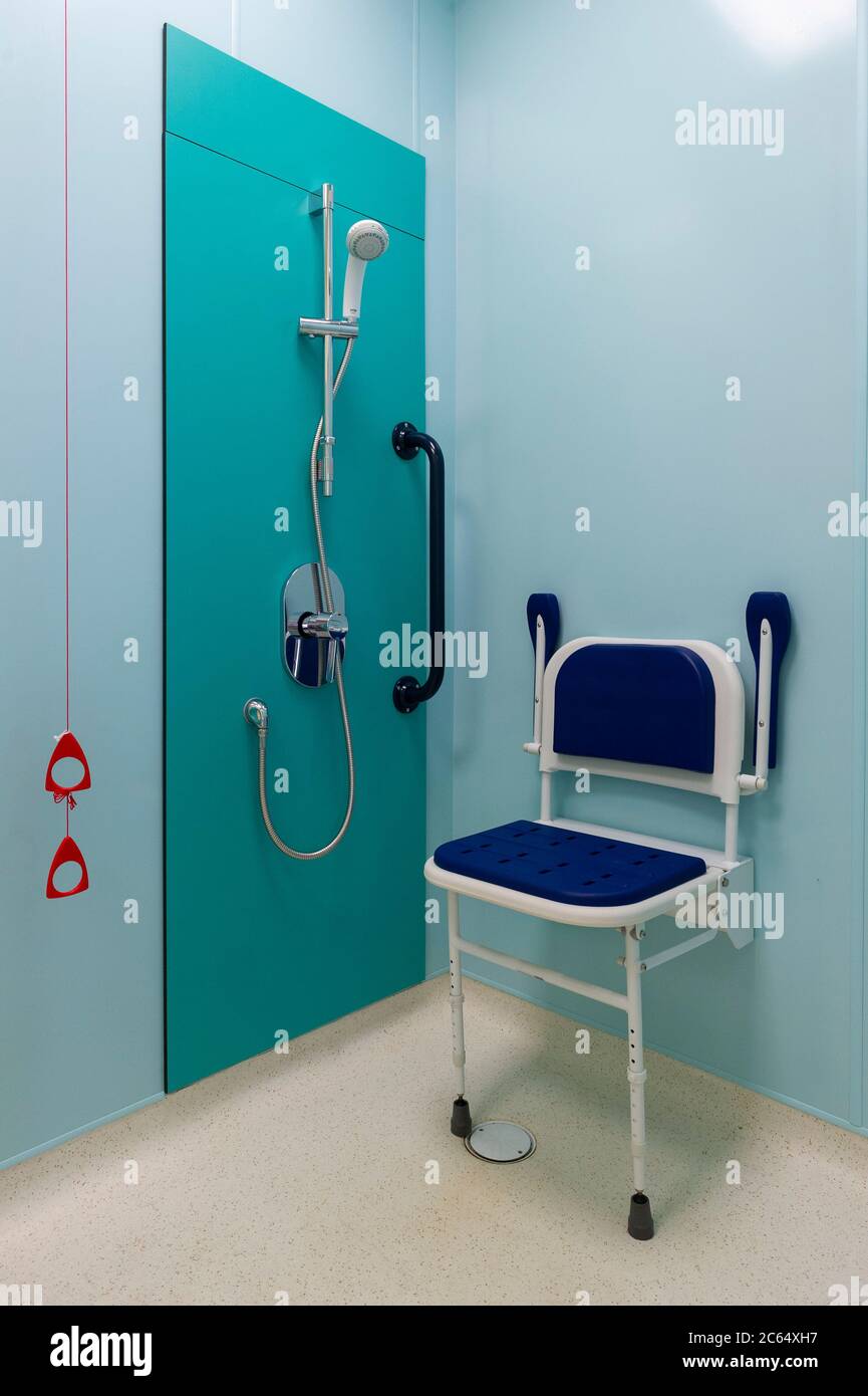 Eine neue Hand- und Körperreinigungs-Station und Dusche im Krankenhaus. Handdesinfektionsmittel und Haltegriffe für Patienten sind installiert. Stockfoto
