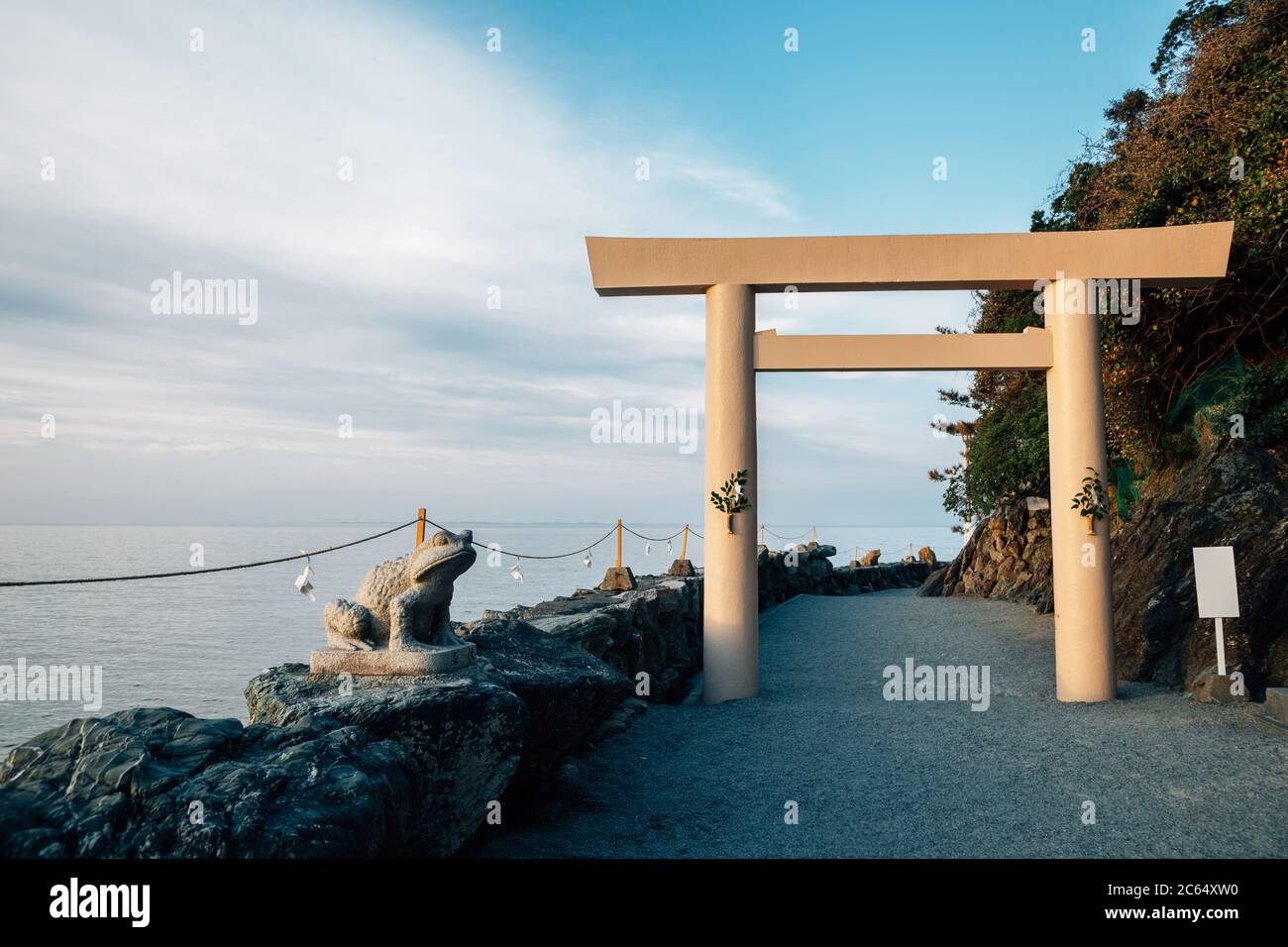 Futamiokitama Schrein Torii Tor mit Futaminoura Bay Meer in Ise, Mie, Japan Stockfoto