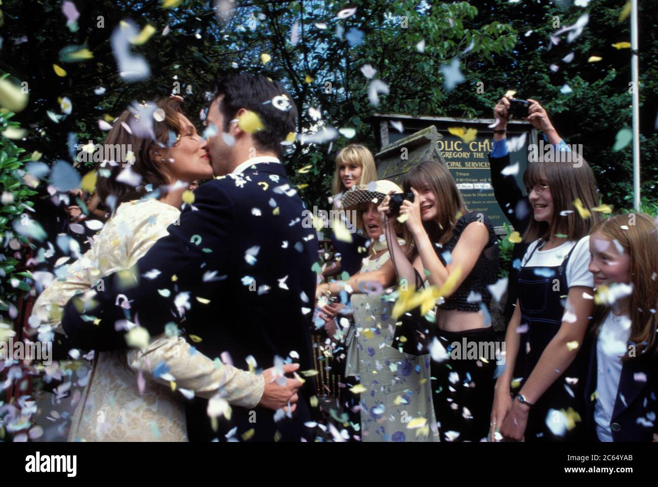 Konfetti nach der traditionellen Hochzeit geworfen; Großbritannien Stockfoto