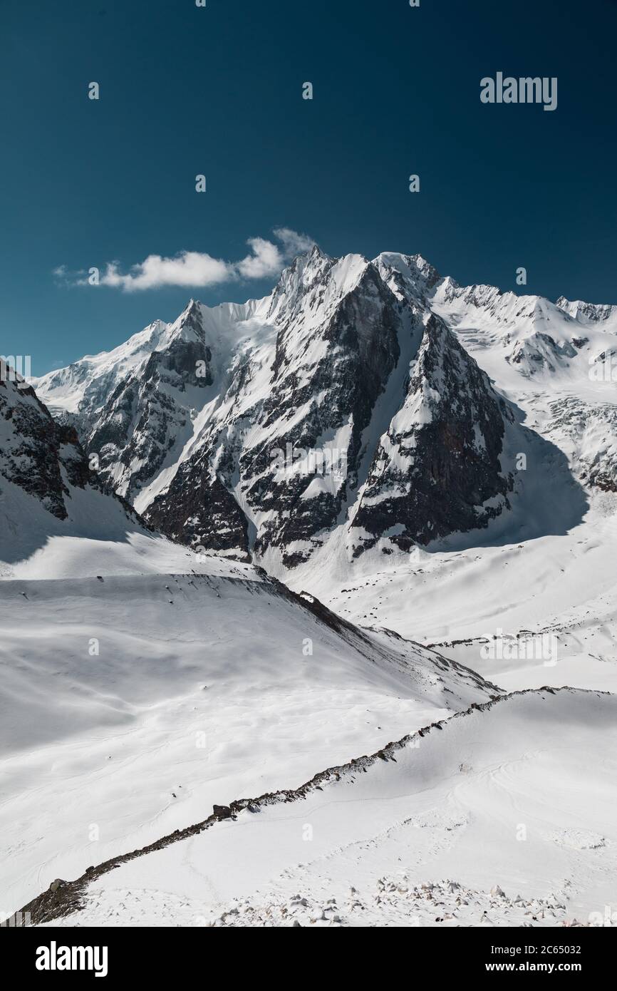 Wandern auf den Snowfields des indischen Himalaya mit dem Höhenpanorama der höheren Berge im Bergsteigen Stockfoto