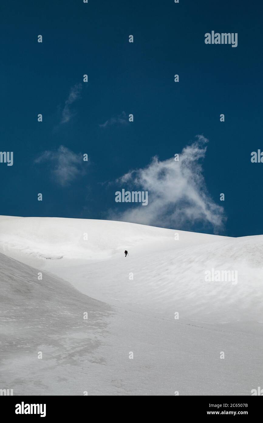 Wandern auf den Snowfields des indischen Himalaya mit dem Höhenpanorama der höheren Berge im Bergsteigen Stockfoto