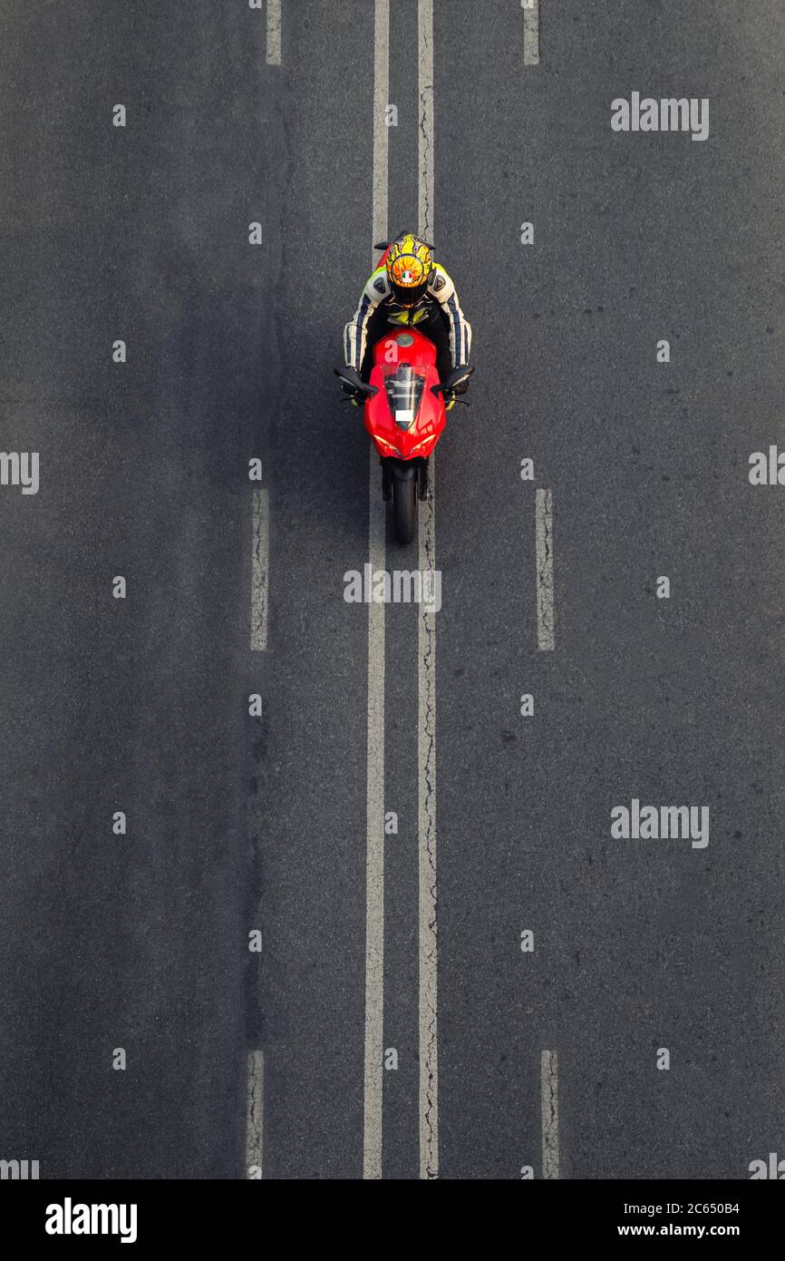 Fahren einer Ducati auf der Autobahn-Spur aus der Luft die Ansicht von oben Fahrrad Stockfoto