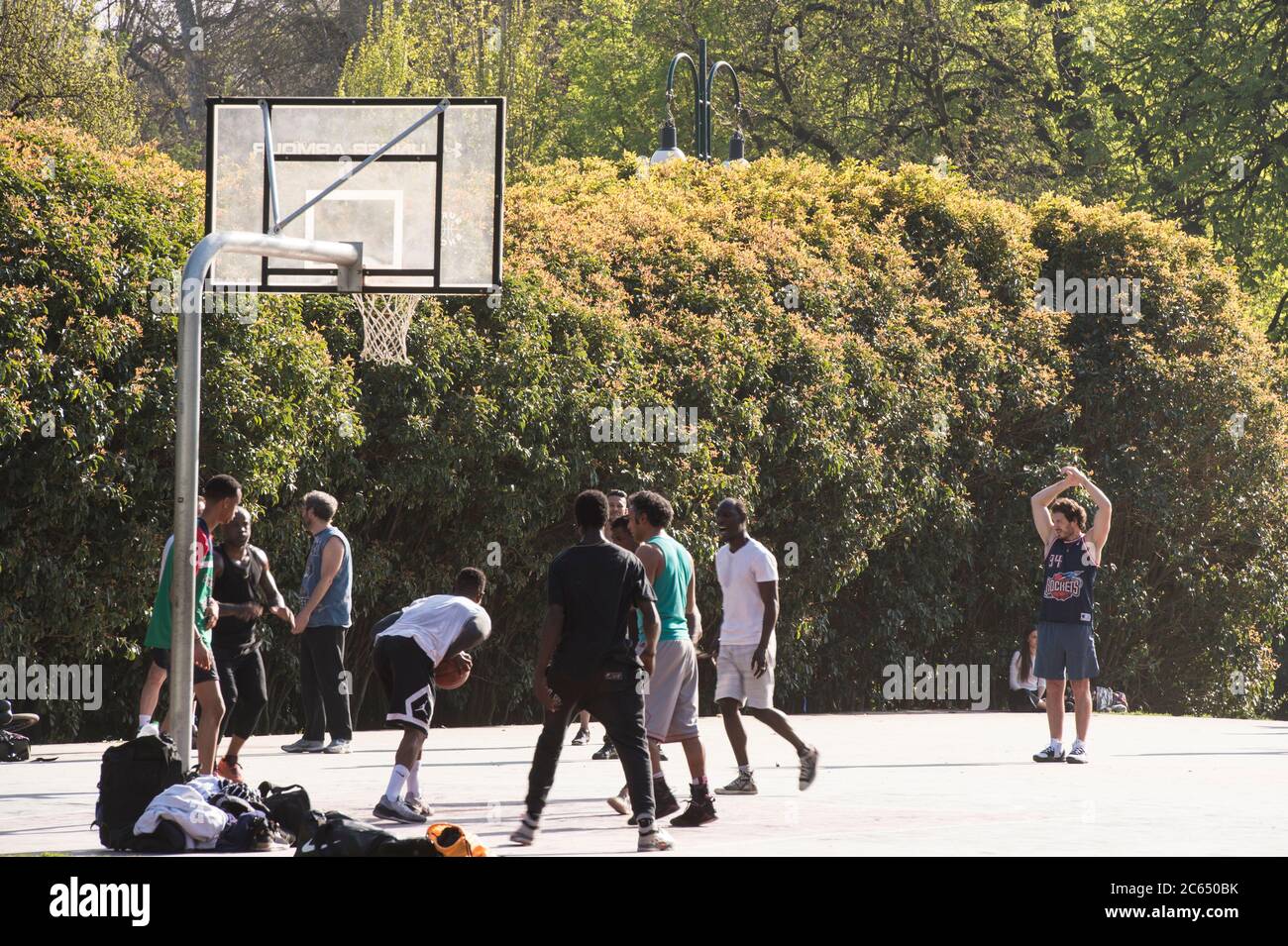 Italien, Lombardei, Mailand, Parco Sempione, Basketballplatz Stockfoto