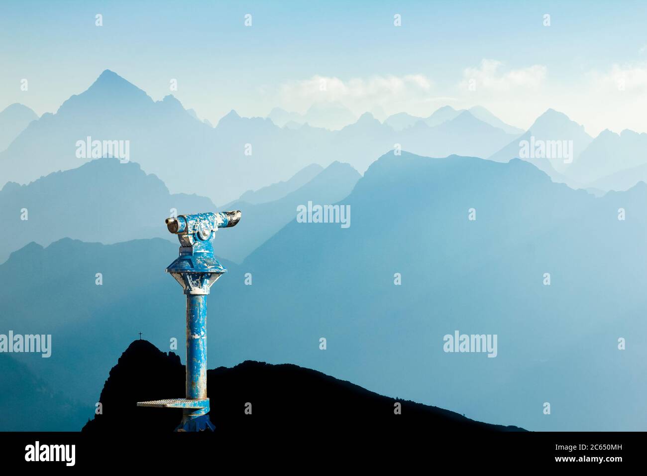 Öffentliche Ferngläser und Mountain Silhouetten bei Sunrise. Weitblick und Vision für neue Geschäftskonzepte und kreative Ideen. Alpen, Allgau, Bayern Stockfoto