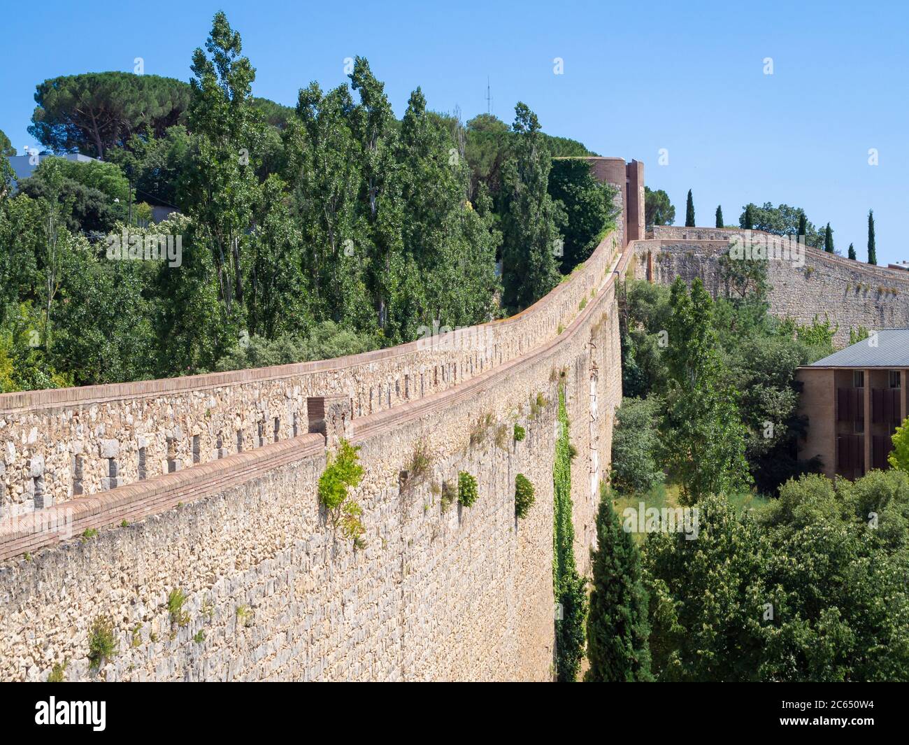 Stadtmauer Gehweg in Girona, Spanien. Stadtmauer Befestigung, Stadtmauer aus dem 9. Jahrhundert. Stockfoto
