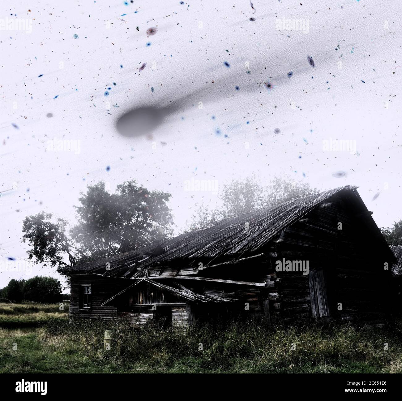 Ein verlassenes Haus in einem Sterbenden Geisterdorf und ein Weltraumkataklysma mit einem Meteoritenfall. Bildelemente, die von der NASA eingerichtet wurden. Stockfoto