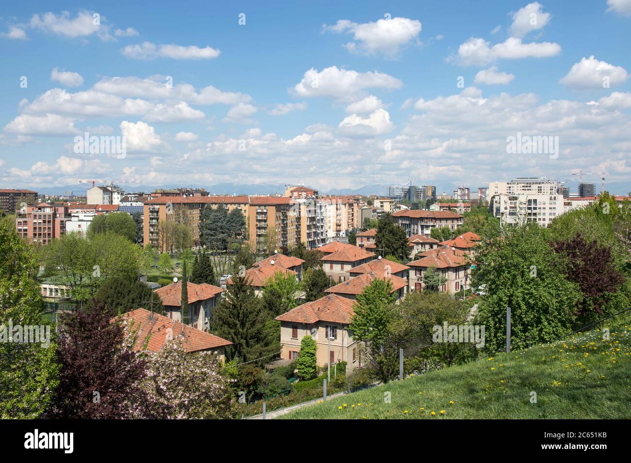 Italien, Lombardei, Mailand, Bicocca, Stadtbild mit Pirelli Village vom Collina dei Ciliegi Park, Stockfoto
