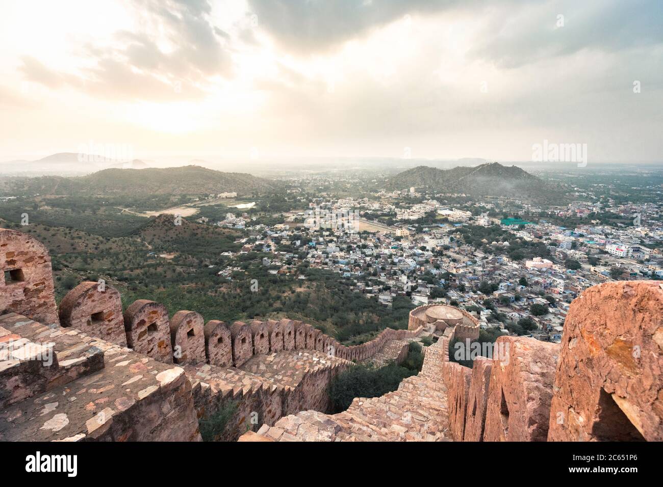 Mauern der Festung in Jaipur mit Blick auf die Stadt bei Sonnenaufgang Stockfoto