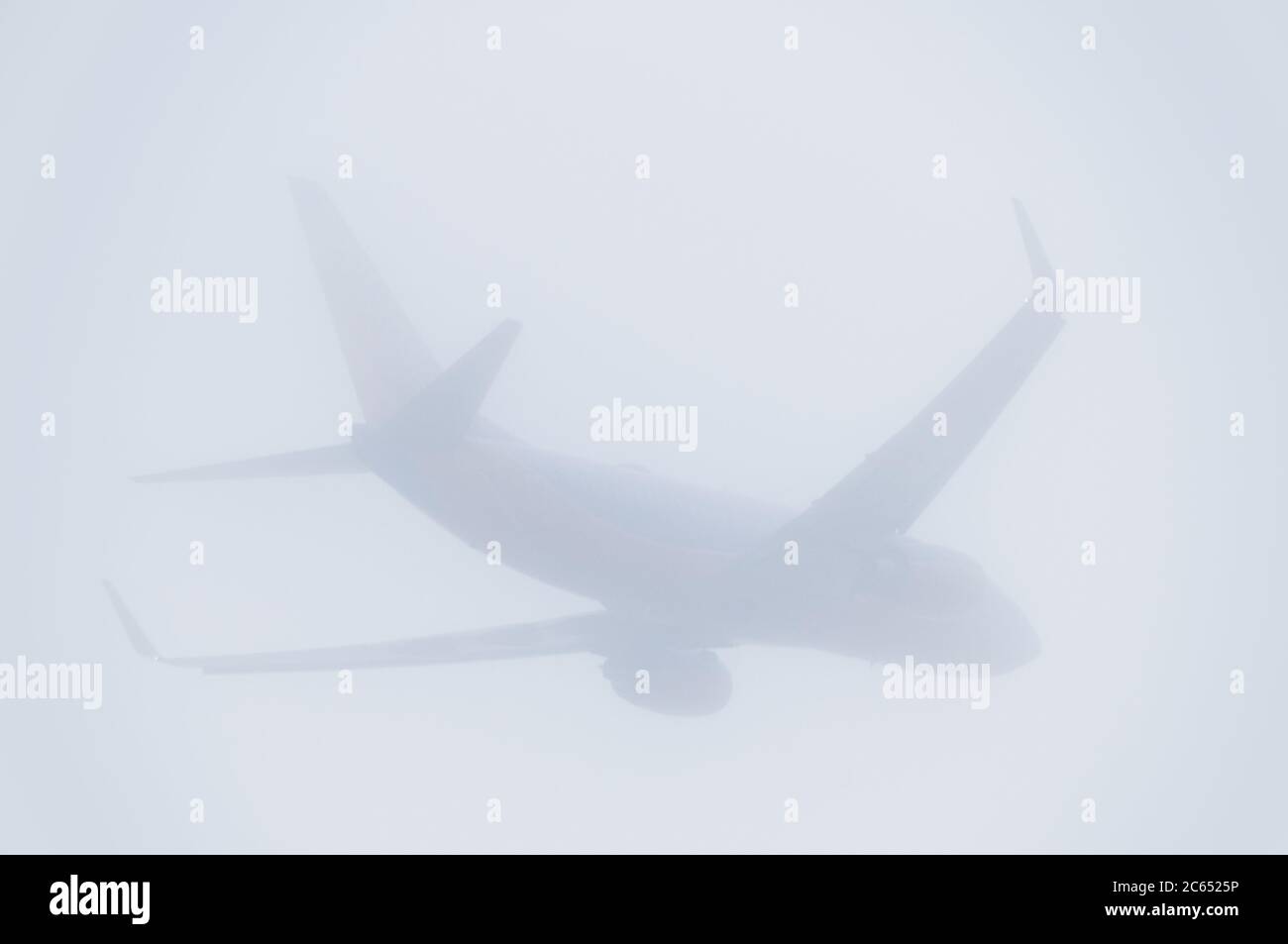 Boeing 737 Jet-Flugzeug Fliegen im Nebel Stockfoto