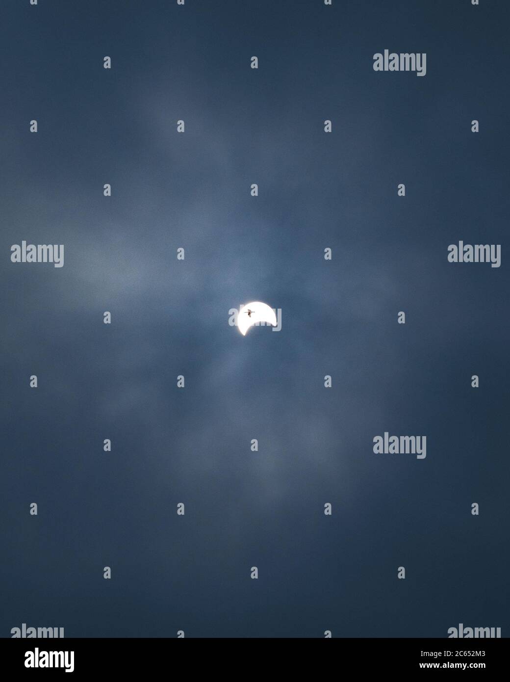 Die partielle Sonnenfinsternis, die 2019 vom Himmel Neu-Delhis beobachtet wurde Stockfoto