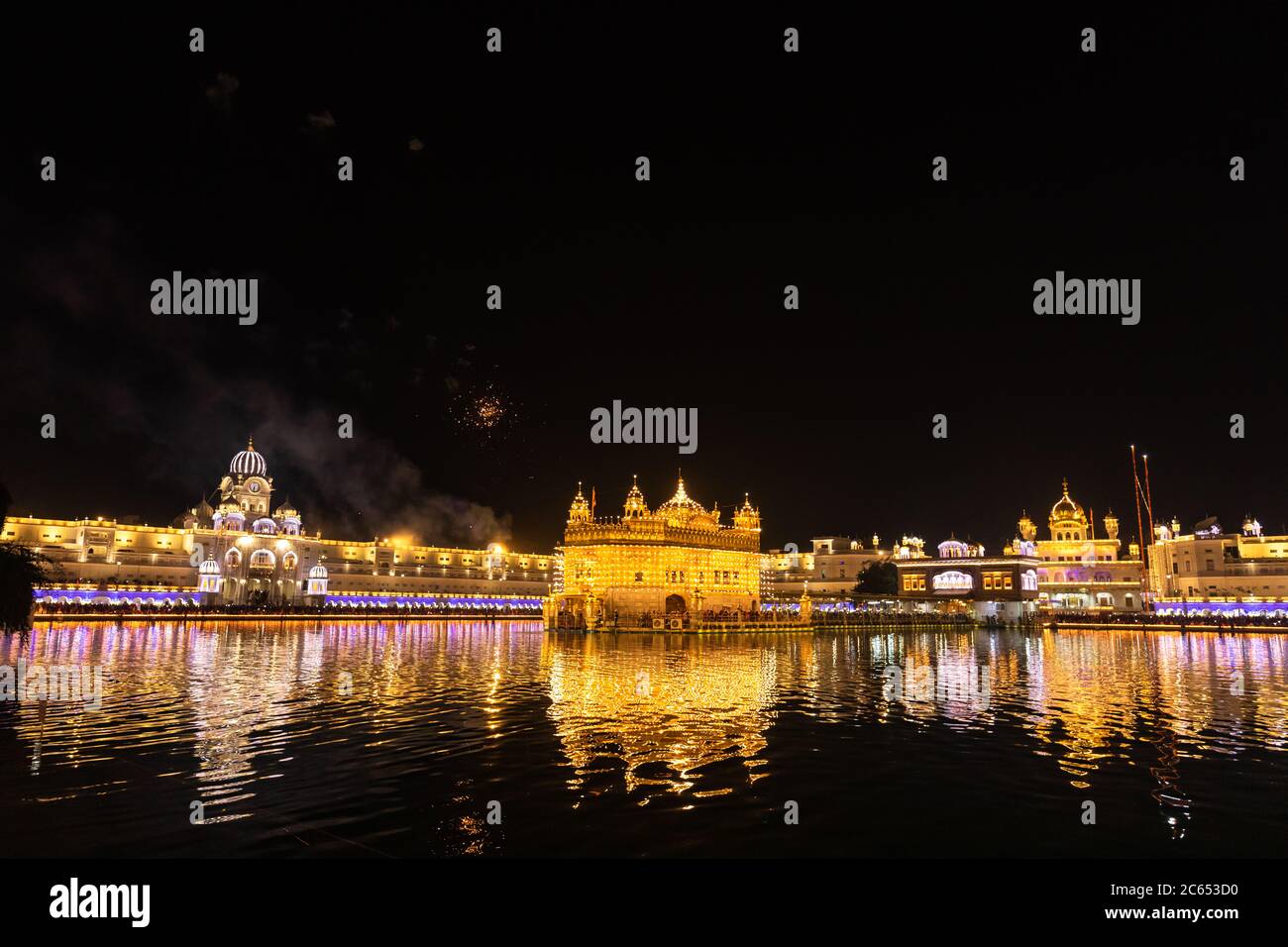 Golden Temple Amritsar beleuchtet von Diya und Feuer Cracker Guru Purab Festival und Diwali Stockfoto