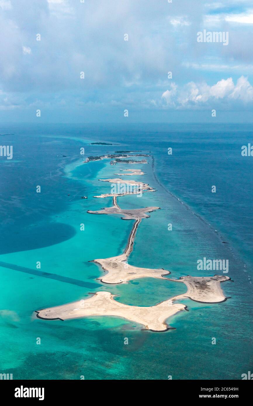 Luftaufnahme der Malediven atollt die Inseln im Meer mit Weihnachtsliedern und dem türkisfarbenen Wasser Stockfoto