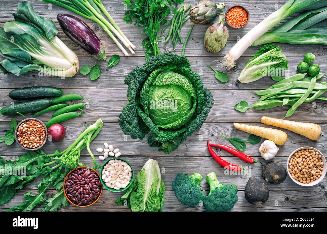 Sortiment an frischem Bio-Gemüse für gesunde Ernährung und Ernährung auf dem rustikalen Holztisch Stockfoto