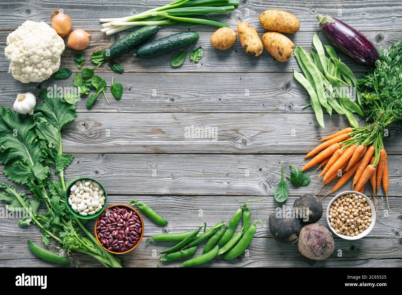 Sortiment an frischem Bio-Gemüse für gesunde Ernährung und Ernährung auf dem rustikalen Holztisch Stockfoto