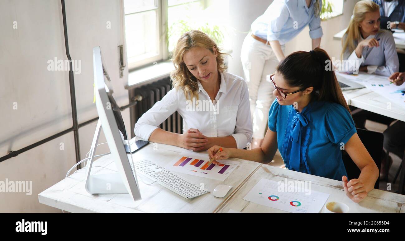 Erfolgreiche glücklichen Gruppe von Menschen lernen Software Engineering und Business während der Präsentation Stockfoto