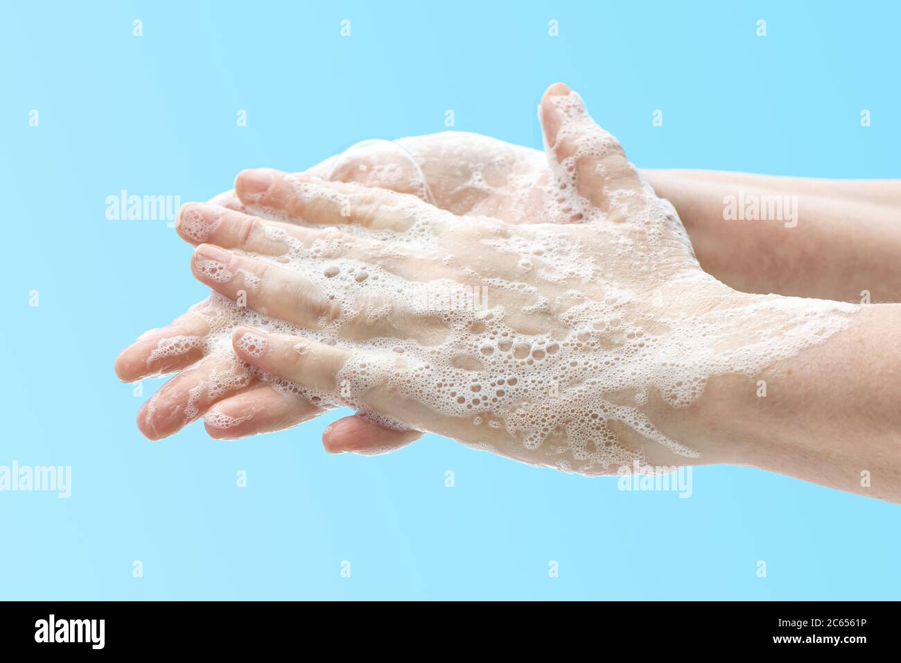 Hände waschen mit Seife, um Keime, Bakterien oder Viren zu verhindern. Hände reinigen. Hygienekonzept Stockfoto