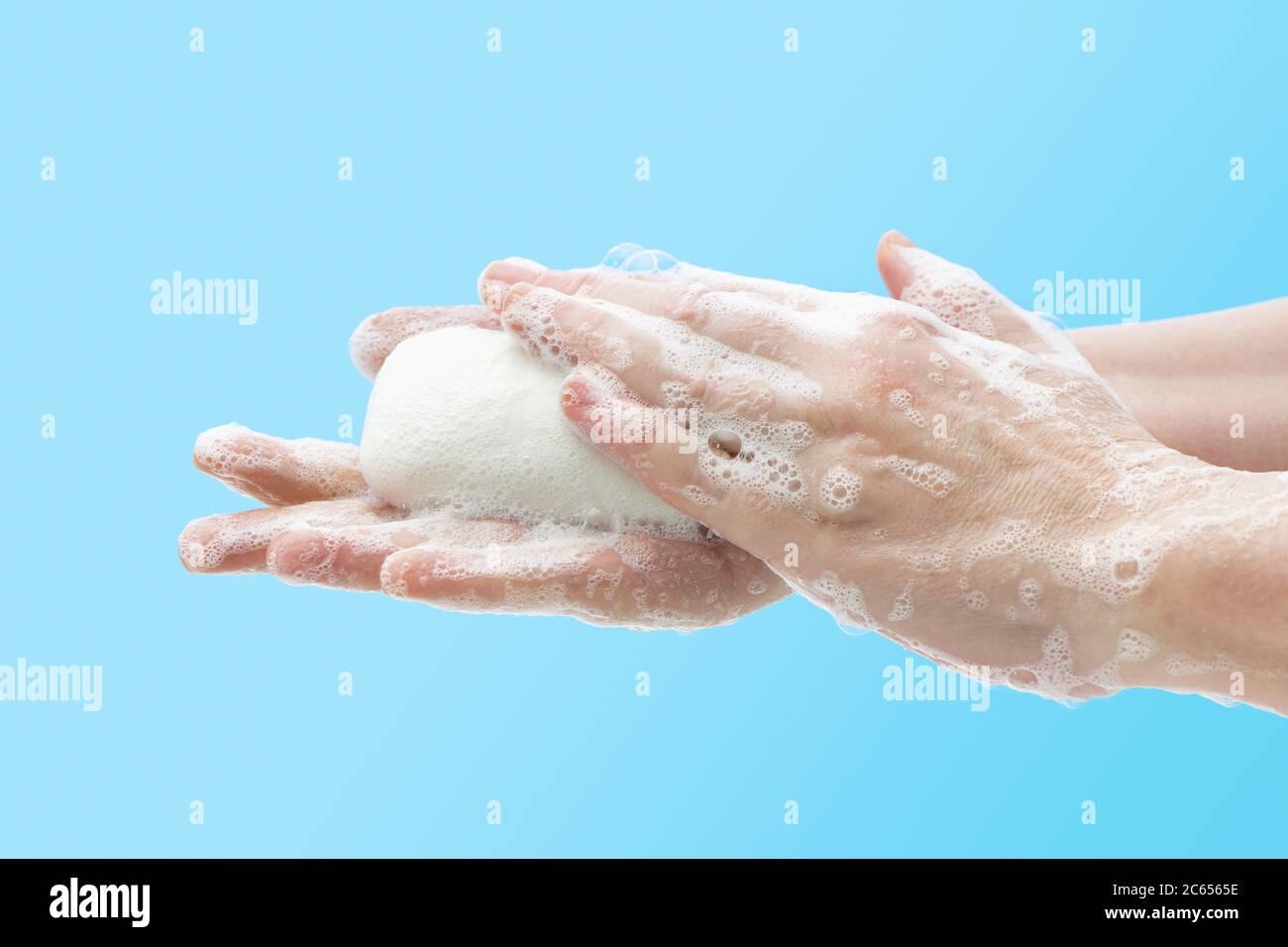 Hände waschen mit Seife, um Keime, Bakterien oder Viren zu verhindern. Hände reinigen. Hygienekonzept Stockfoto