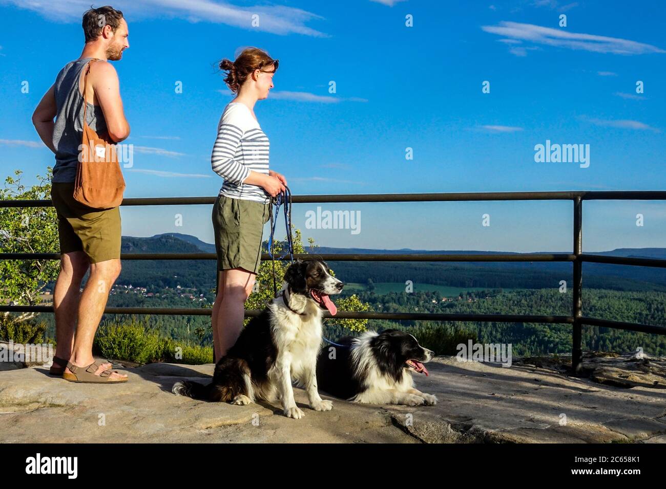 Paar mit Hunden auf dem Hügel Lilienstein, Sächsische Schweiz Nationalpark Deutschland Menschen reisen Stockfoto