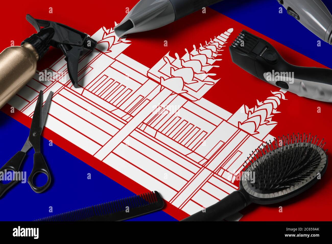 Kambodscha Flagge mit Haarschneidemassen. Kämme, Scheren und Friseurwerkzeuge in einem Schönheitssalon Desktop auf einem nationalen Holzhintergrund. Stockfoto