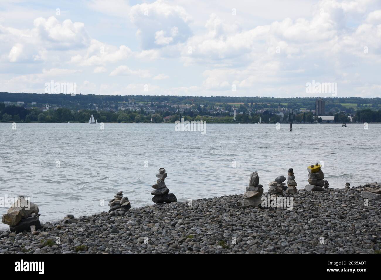 Felsentürme aus Stein am Ufer des Bodensees, Bodensee, am nördlichen Fuße der Alpen mit Rhein. Stockfoto