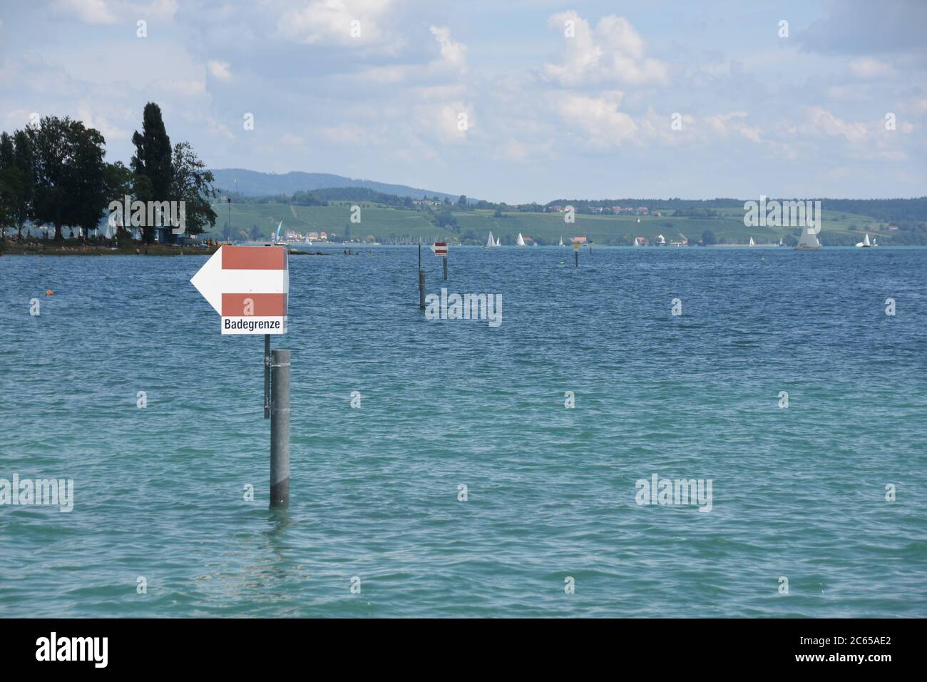 Zeichen für schwimmende Grenze am Pol im Bodensee, am Rhein am nördlichen Fuße der Alpen in der Nähe der Stadt Konstanz. Stockfoto