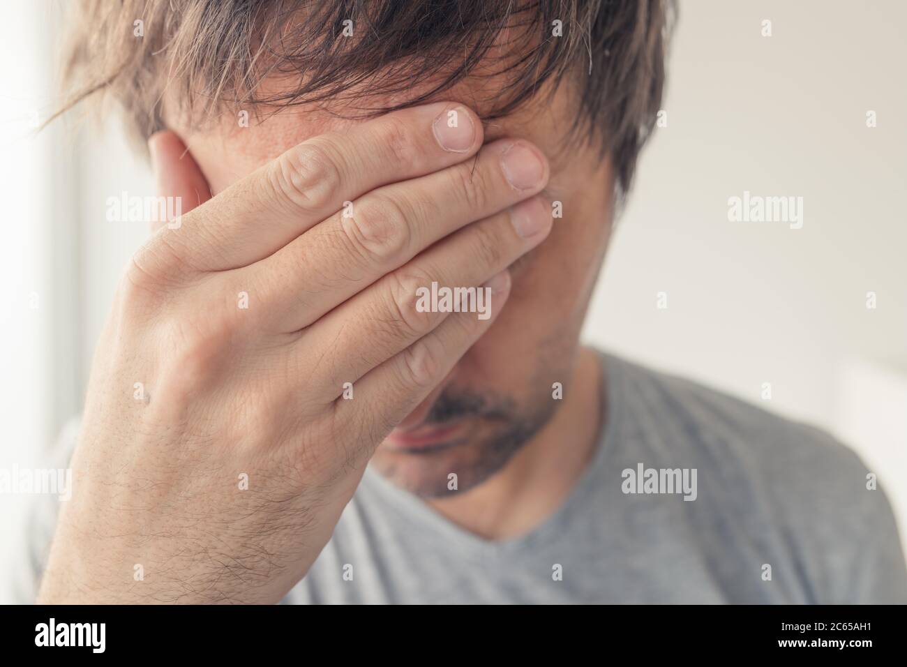 Mann mit Kopfschmerzen, virale Infektion Symptome, Nahaufnahme selektive Fokus Porträt Stockfoto