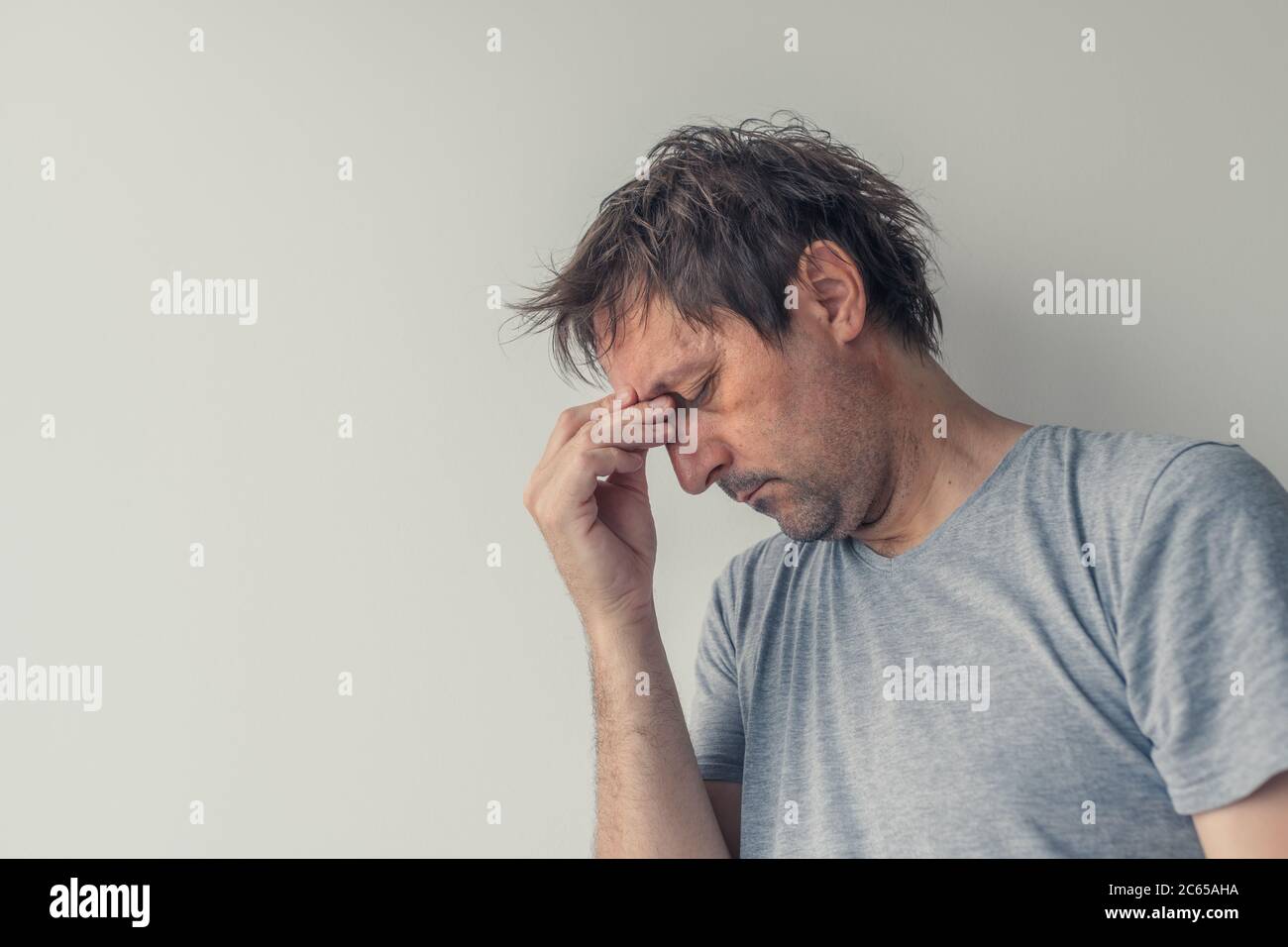 Mann mit Kopfschmerzen, virale Infektion Symptome, Nahaufnahme selektive Fokus Porträt Stockfoto